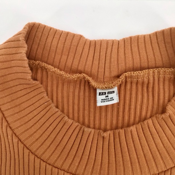 Uniqlo Ribbed Sleeveless Crop Top Size Medium - Picture 2 of 11